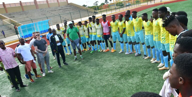 Recruteurs et organisateurs face aux joueurs au lancement match 2