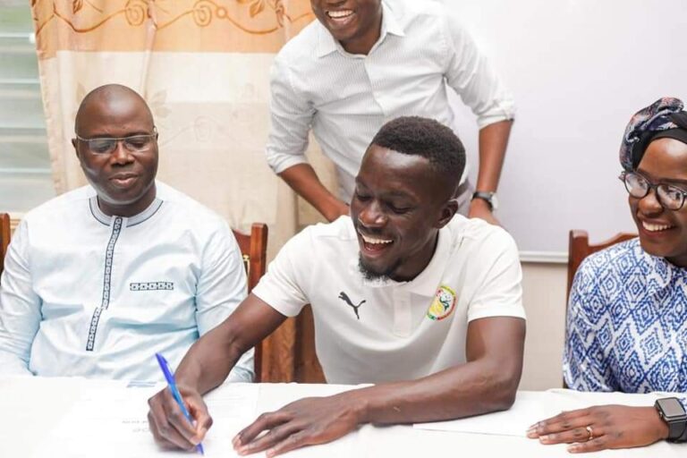 Gana Gueye signant les papiers pour le don, @King Art Empire