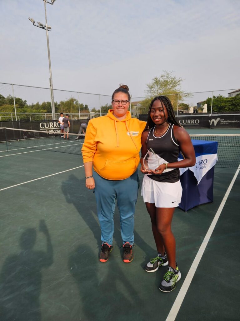 Gloriana Nahum à droite avec son trophée du double