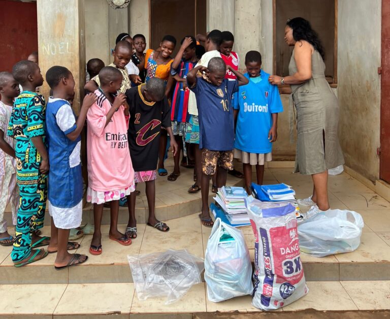 Don à l'orphelinat Sainte Claudia de Tori Akadjamè