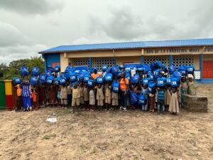 Photo de famille réception don Salles de Classe Fondation Moov Africa