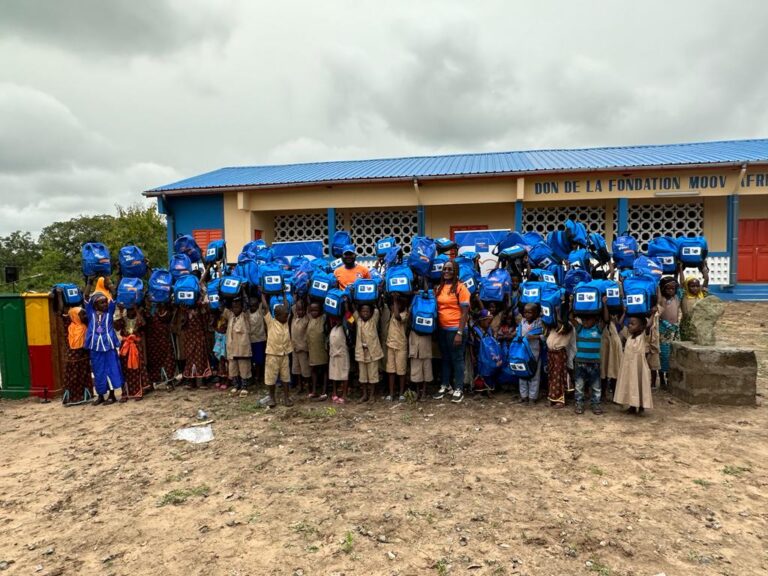 Photo de famille réception don Salles de Classe Fondation Moov Africa