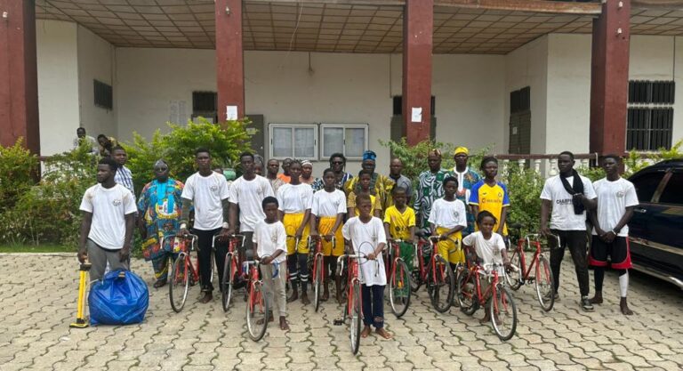 La photo de famille remise de vélo au club de Savè