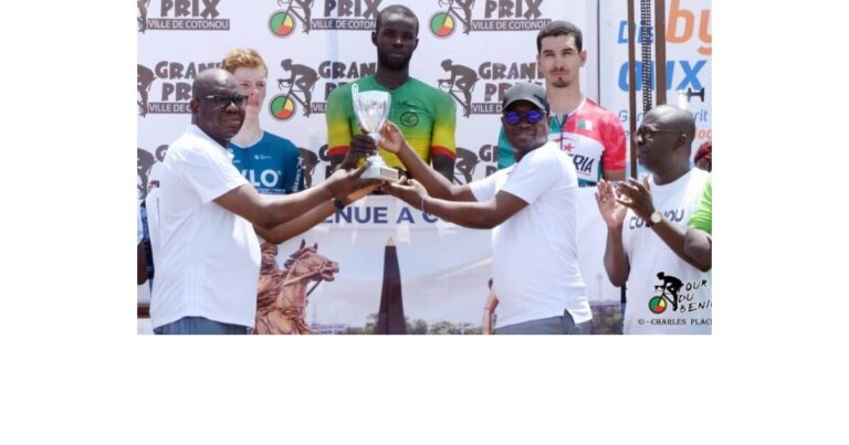 Grand Prix Remise de la Coupe par le Maire Atrokpo