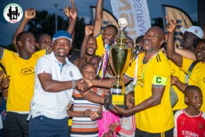Eric Sêdjro remettant le  2e trophée de champion