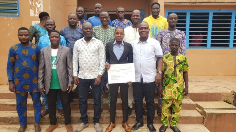 Photo de famille, Remise de chèque à l'AS  Lagarde