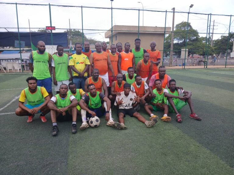Photo de famille, jeunes en vert et Vétérans en Orange
