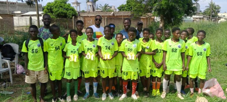 Photo de famille Raymond Tchayé avec les joueuses