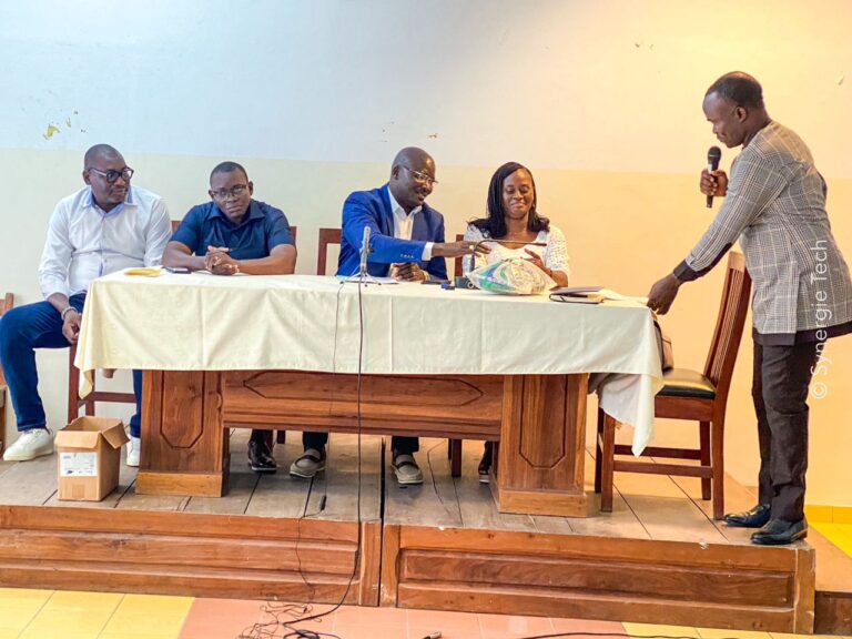 Le président Hervé Assogba en bleu sur le podium