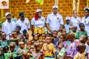 Une partie des enfants avec les membres de la Fondation Thierno OLORY-TOGBE  lors de Noël à Tori 2024