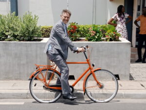 Joris Jurriens,  Ambassadeur de la Hollande près le Bénin  sur son vélo