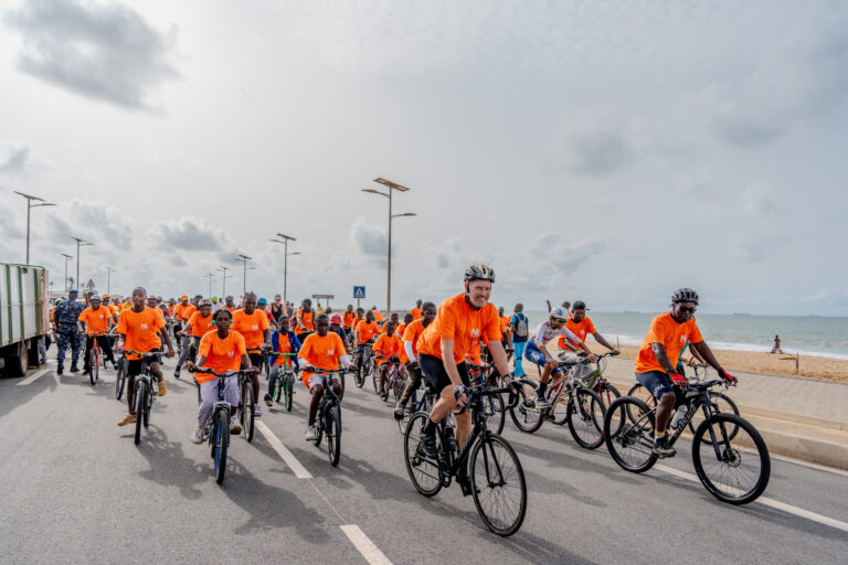 L'ambassadeur des Pays-Bas Joris Jurriëns devant les autres participants de Cotonou à Vélo