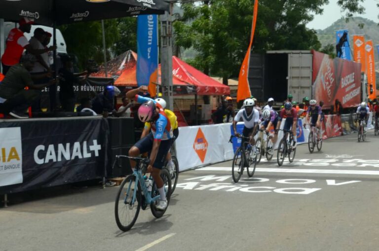 Arrivée au sprint massif (Etape 2)