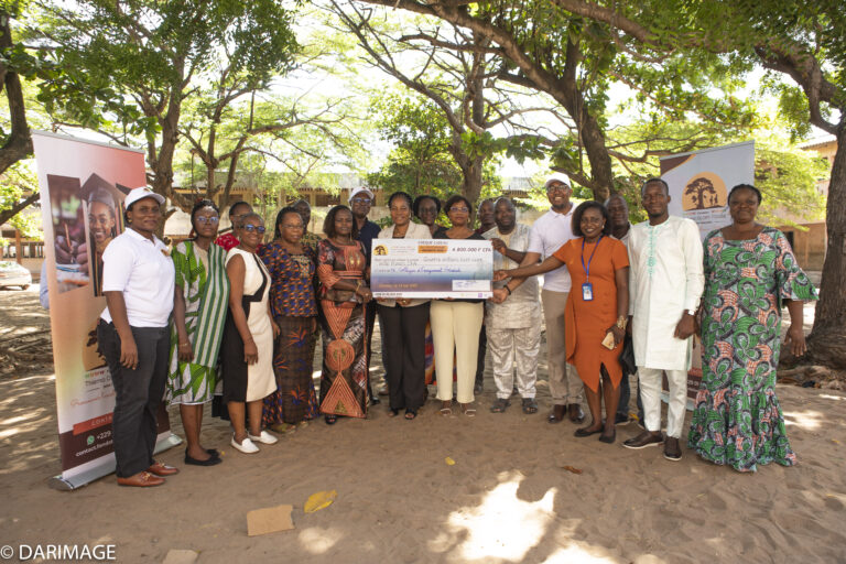 Photo de Famille de remise de chèque par le président de la Fondation Thierno OLORY-TOGBE