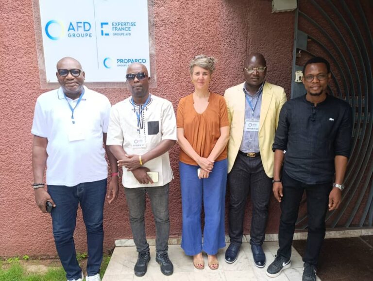 Photo de famille avec la directrice AFD
