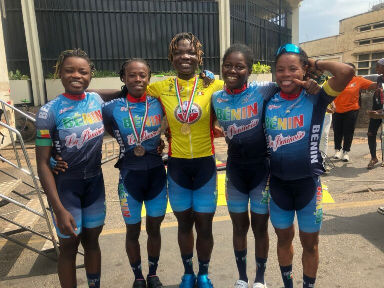 Charlotte Mètoévi en Jaune avec ses coéquipières
