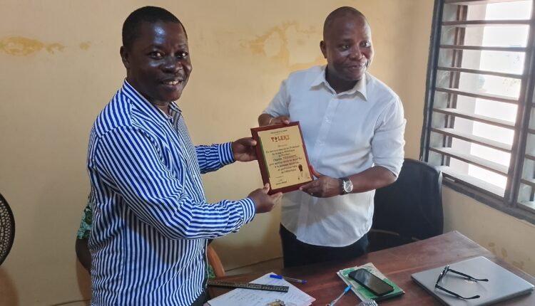 Remise de tableau à Charles Titigoueti